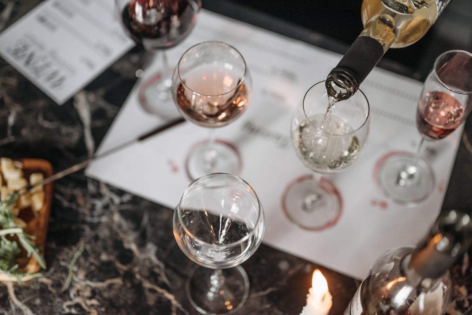 Cata de vinos vista desde arriba, con copas y fichas de degustación, sin personas